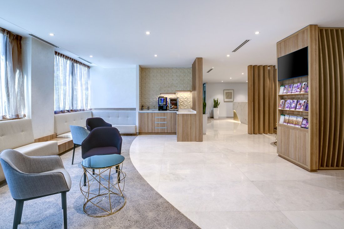 Contemporary and functional hospital waiting room designed by healthcare design experts with a warm atmosphere for patients